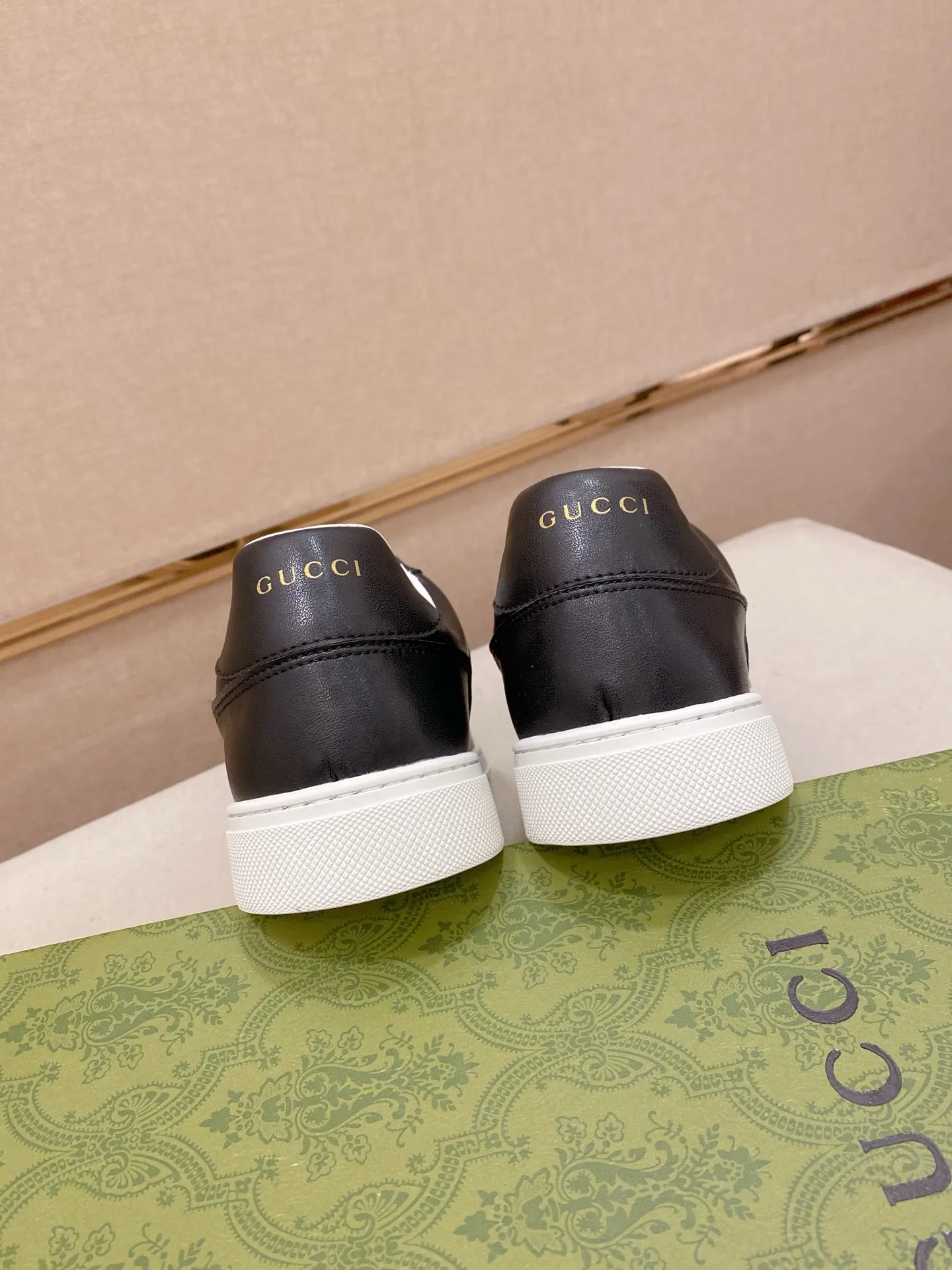 Factory price: 420💰 (GUCCI) The latest model from the official website 🎁🎁Casual and fashionable men's shoes👟, hot style 💥The version is simple and elegant, exclusive for trendy men. Unique official website latest brand elements 👑Gucci original decoration, fashionable and generous, the fabric is original cowhide ✅sheepskin lining, the official website specifies wear-resistant casual outsole, the classic model is taken in kind at the counter🎬38-44 (45 is not returned or exchanged)